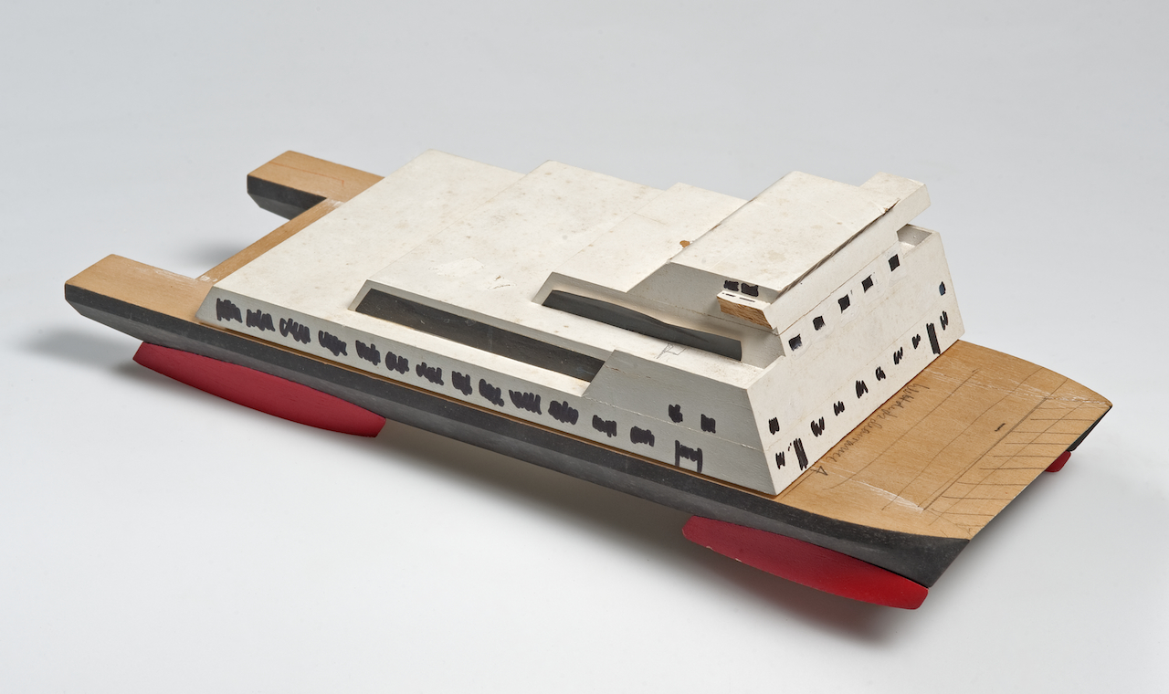 Piroscafo passeggeri. Modello di studio in legno verniciato. design Richard Sapper.